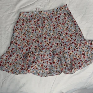 Kjol - Helt oanvänd blommig kjol från new yorker!