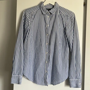 Skjorta - Skjorta endast testad  Passar 36-38  Nypris 399kr