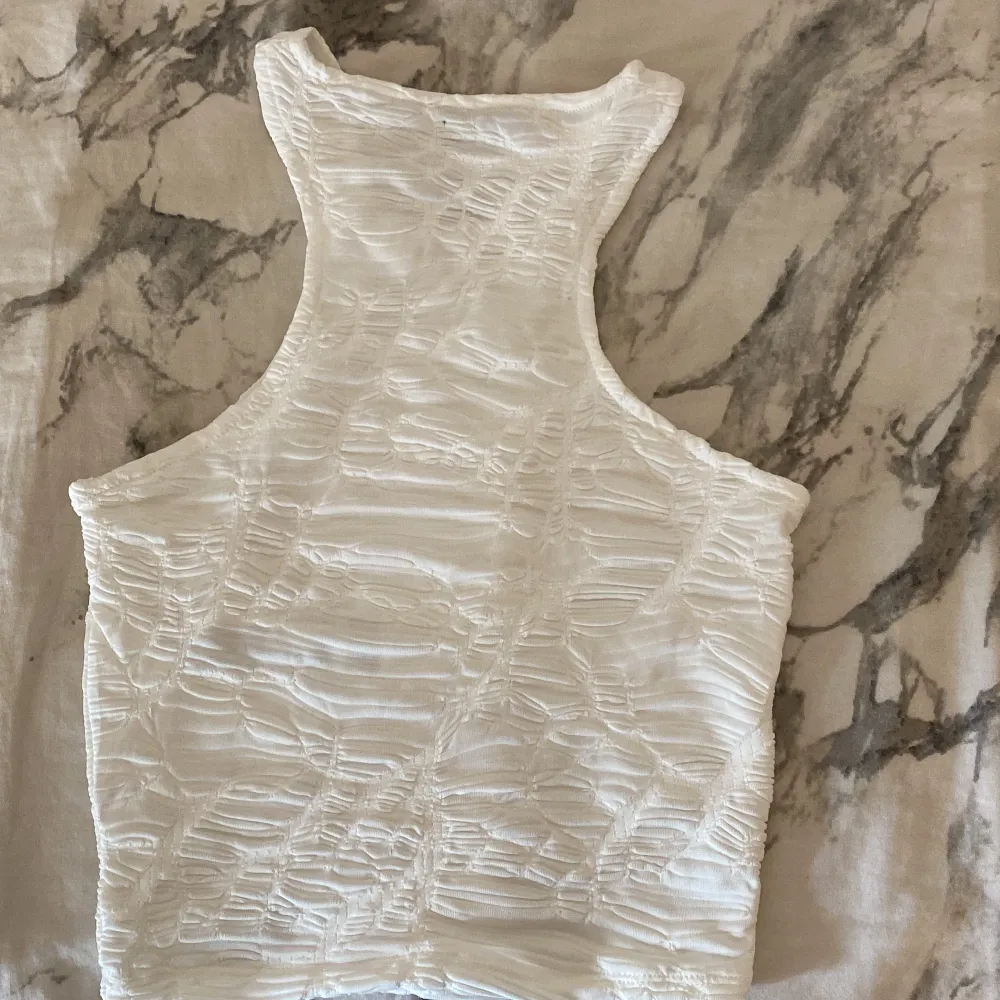 otroligt snyggt vitt linne från Berskha som är helt ny, som tyvärr inte passar mig men är helt oanvänd!! 🤍 kontakta mig för mer information/frågor <3 . T-shirts.