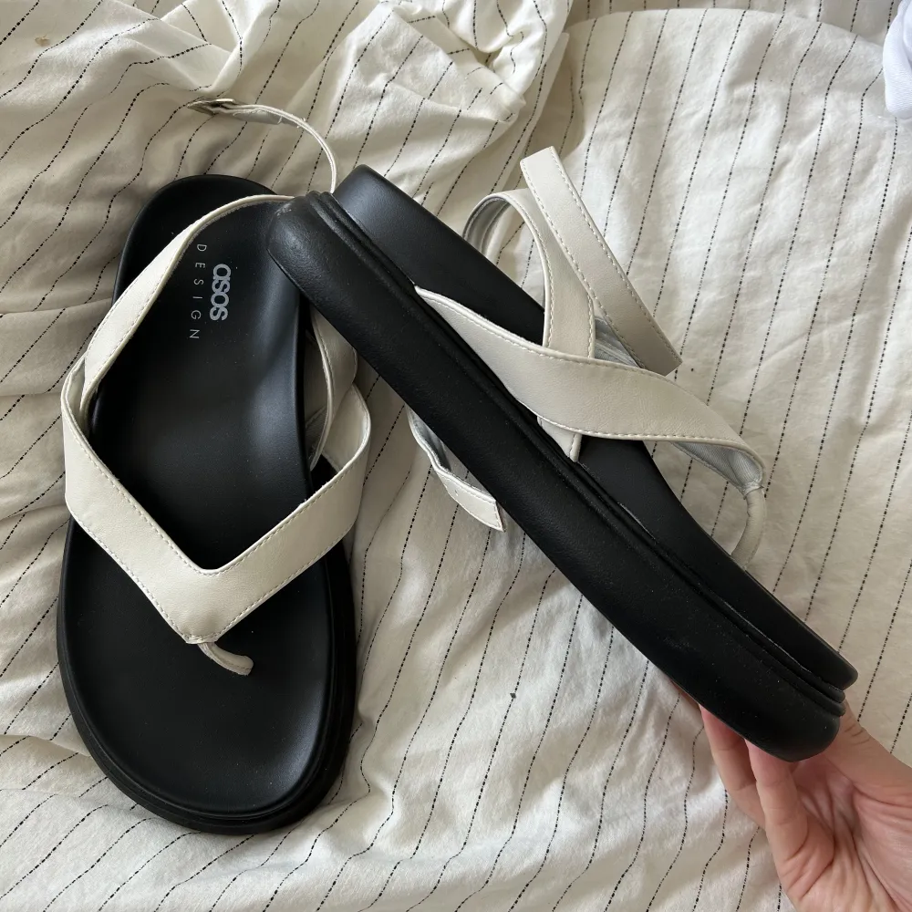 White sandals with thong and black platform. Size 38. Never used because my feet are too narrow. . Skor.