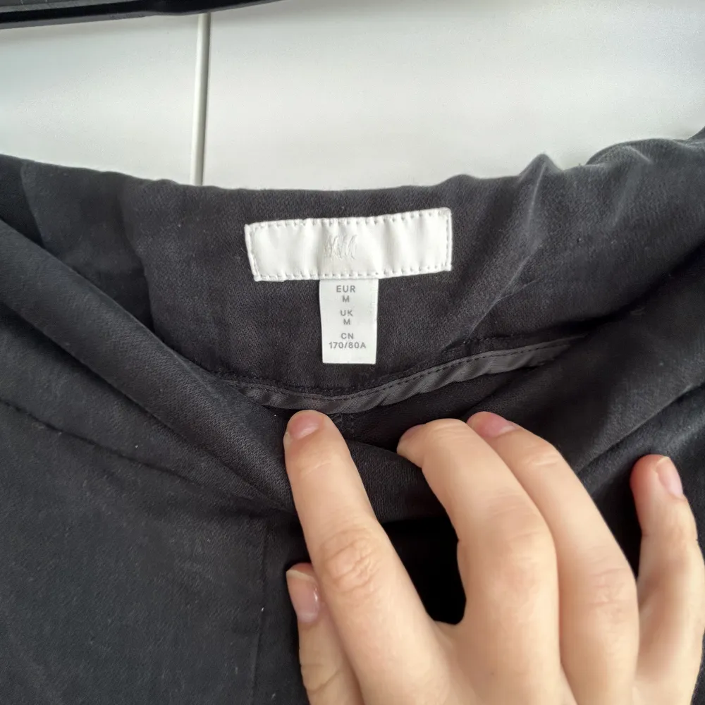 Wide, loose pants in black “matte” fabric. Pockets. . Jeans & Byxor.
