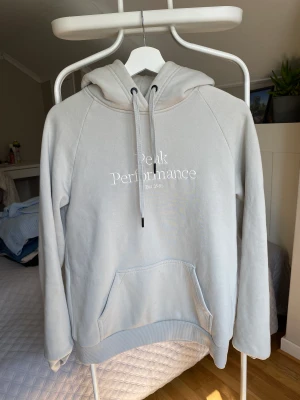 Peak hoddie  - Säljer en peak performance hoddie i stolek M. Endast använd 2 ggr.  Säljer för 200kr Köparen står för frakten🌸