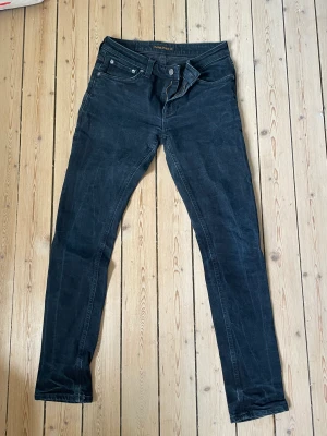NUDIE JEANS - Nudie jeans storlek 30/30! Modell slim och färg black