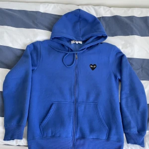 Comme des garcons play zip hoodie - Hej, säljer ju min play hoodie efter som att den har blivit lite liten efter tvätten, har haft den i ungefär 4-6 månader och den ser nästan som ny. Skriv Gränna om ni är intrsserade. Mhv 