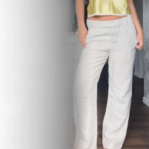 A-dsgn linnebyxor - Säljer mina linnebyxor från A-dsgn då de inte längre kommer till användning. De är lite skavda längst ner vid hälen då de är långa men inget man lägger märke till💓