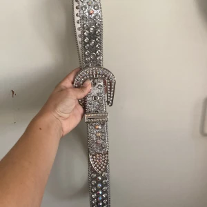 Bälte - Bälte köpt på shein för ca 300kr, endast använd 1 gång. Den har 7 hål och är i bra kvalitet. 115cm lång.