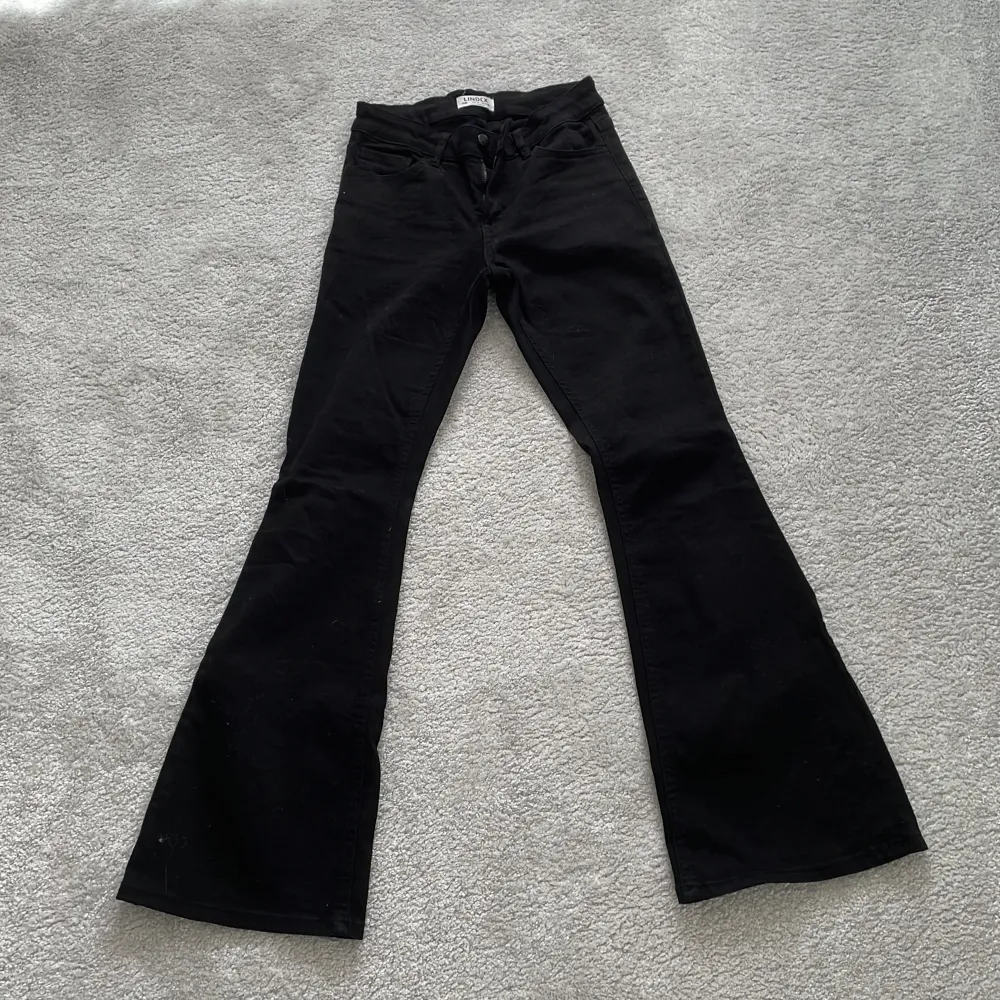 Svart fralre jeans i mid wasit passar storlekar152-164, i nyskick❤️❤️. Jeans & Byxor.
