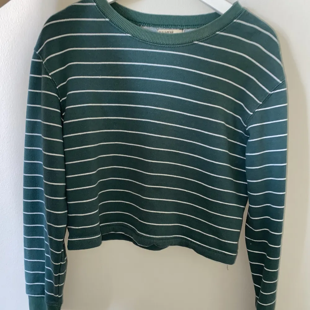 Mysig grön/vit randig croppad sweatshirt från pull&bear i strl s💚 . Tröjor & Koftor.