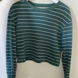 Croppad sweatshirt från pull&bear 💚 - Mysig grön/vit randig croppad sweatshirt från pull&bear i strl s💚 