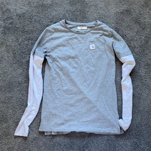 långärmad tröja - en långärmad tröja med ”fake t-shirt”, i jätte bra skick!! 