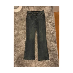 Low waisted jeans - Säljer mina slutsålda low waisted jeans i bootcut från hm i strl 36 då de är för små 💞