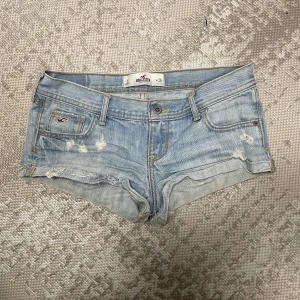 Lågmidjade shorts - Säljer ett par skitsnygga, dock ganska korta,lågmidjade shortsen från hollister! Köpta begagnade men har aldrig använt☺️