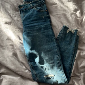 Bershka Denim Jeans - Bershka Denim Jeans strl 38 Endast testad. Dom sitter som en SMÄCK!! Passar  36-38  Nypris 479kr 