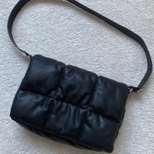 Väska - Väska från Monki. Bra fack i och väldigt fin. Aldrig använd!!