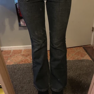 Vintage lowrise jeans - Mörka bootcut vintage jeans från märket Penshoppe! Säljer pga för liten storlek💕Klicka inte på köp nu