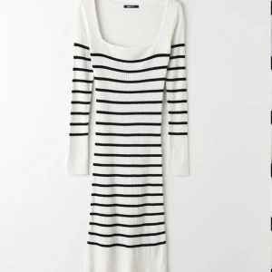 randig klänning - randig klänning från Ginatricot