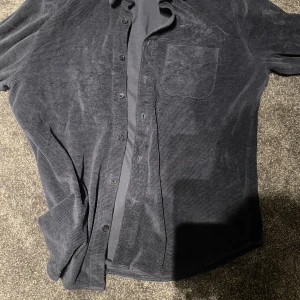 Frottéskjorta räfflad - Tjena! Säljer min räfflade frottéskjorta då storleken inte va som jag tänkte mig, skjortan är ifrån märket East West och köptes för 799kr