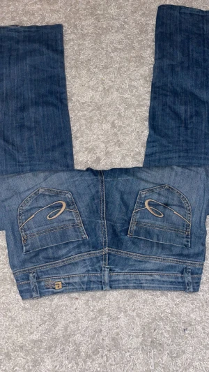 Lågmidjade jeans - Skit snygga fickor! Lite för små för mig tyvör 💞