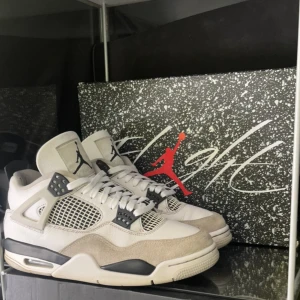 Air Jordan 4 military black - ✔️Jordan 4 military black ✔️🔥Storlek 42 🔥 ☀️Perfekta till sommaren ☀️👑Mycket bra skick 👑💥Box, äkthetsbevis och kvitto finns 💥🦋Skickar gärna fler bilder eller svarar på frågor 🦋📦Kan fraktas eller mötas upp i Stockholm 📦🌸Pris kan diskuteras vid snabb affär 🌸