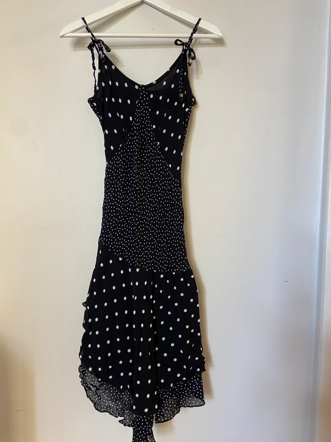 Midiklänning med volanger 