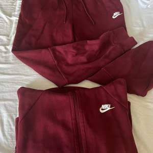 Nike tech fleece unisex, i god skick i storlek S Nypris kofta - 1199 kr  Nypris byxor - 849 kr  Säljs tillsammans för 700kr