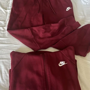 Nike tech set  - Nike tech fleece unisex, i god skick i storlek S Nypris kofta - 1199 kr  Nypris byxor - 849 kr  Säljs tillsammans för 700kr