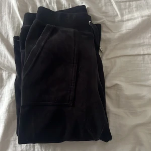 juciy couture  - säljer mina juciy byxor för att det ej används. köpte det i vintras på nelly i nyskick och skulle säga att det fortfarande är i nyskick 