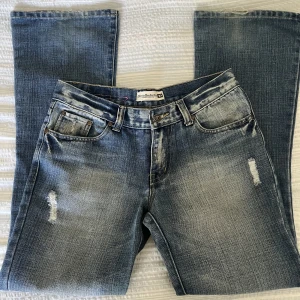 Diesel lågmidjade jeans❤️‍🔥❤️‍🔥 - Lågmidjade bootcut jeans från diesel!!🌸❤️‍🔥💓 Dem är lite baggy men skit snygga!!❤️‍🔥❤️‍🔥Midjemått är 78 cm och innerbenslängd är 78 cm❤️‍🔥😍 Skriv för fler frågor💓