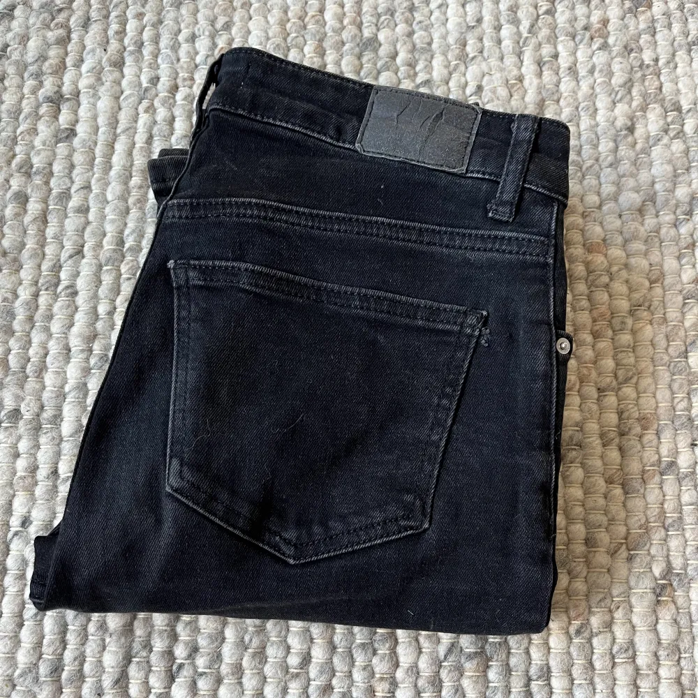 Säljer dessa svarta jeans 😍 dom är nu för små på mig. Policy för köp finns längst ner i mitt flöde 🤍. Jeans & Byxor.