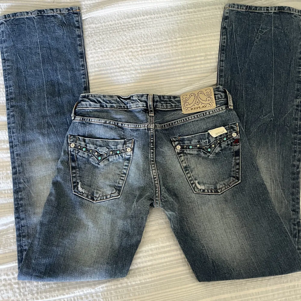 Säljer dessa skitsnygga lågmidjade bootcut jeans från replay!! Tyvärr för små för mig🥲 Midjemått är 72 cm och innerbenslängd är 78 cm❤️‍🔥❤️‍🔥Skriv för fler frågor . Jeans & Byxor.