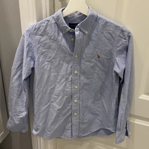 Ralph lauren skjorta - Tja, säljer nu min feta Ralph lauren skjorta för ett dunder pris. Skicket på tröjan är 9/10. Nypris på tröjan är 1000kr. Hör gärna av dig om du var någon fundering/ mvh Hugo.