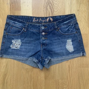 Lågmidjade jeansshorts - Säljer dessa snygga jeansshorts! Köpta secondhand men aldrig använt dem. Storlek M och midjemåttet är 86cm. 