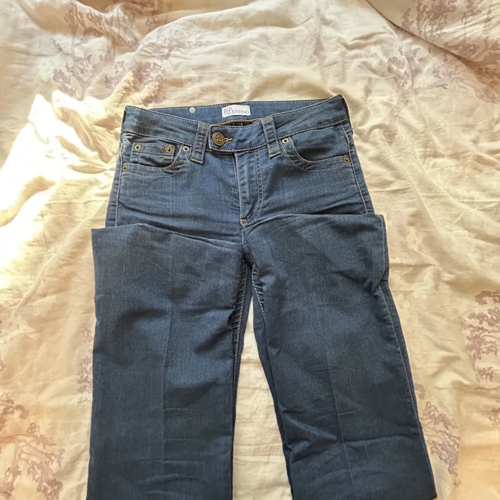 Säljer dessa Red Valentino jeans som köptes på second hand. Har använts Max 2 gånger. Var sydda från när jag köpte de nere vid fötterna men går att ta bort. Storleken är okänt men jag är 163 och de passar perfekt på mig. . Jeans & Byxor.