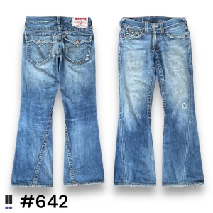 true religion jeans 642 - feta flared true religions i modellen Joey💜innerben 81cm💜ytterben, 106cm💜midja rakt över, 41cm💜benöppning, 24cm