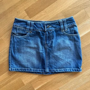 Jensskjol - Säljer min jeanskjol från märket ONLY. Köpt second hand men kommer inte till användning pga för stor. (Säljer även en likande från samma märke på min profil)