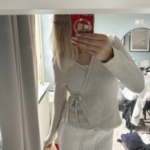 Oddmolly kofta  - Super söt kofta som går att ha som tröja knuten också. Vet ej nypris. Väldigt gammal men fin 