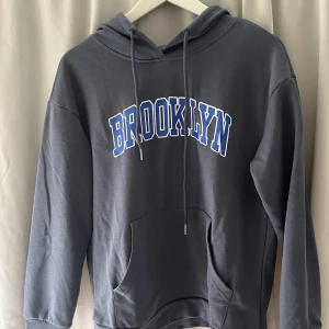 Mörkgrå hoodie med tryck  - Hoodie med tryck  Pris kan alltid diskuteras 🩶💙