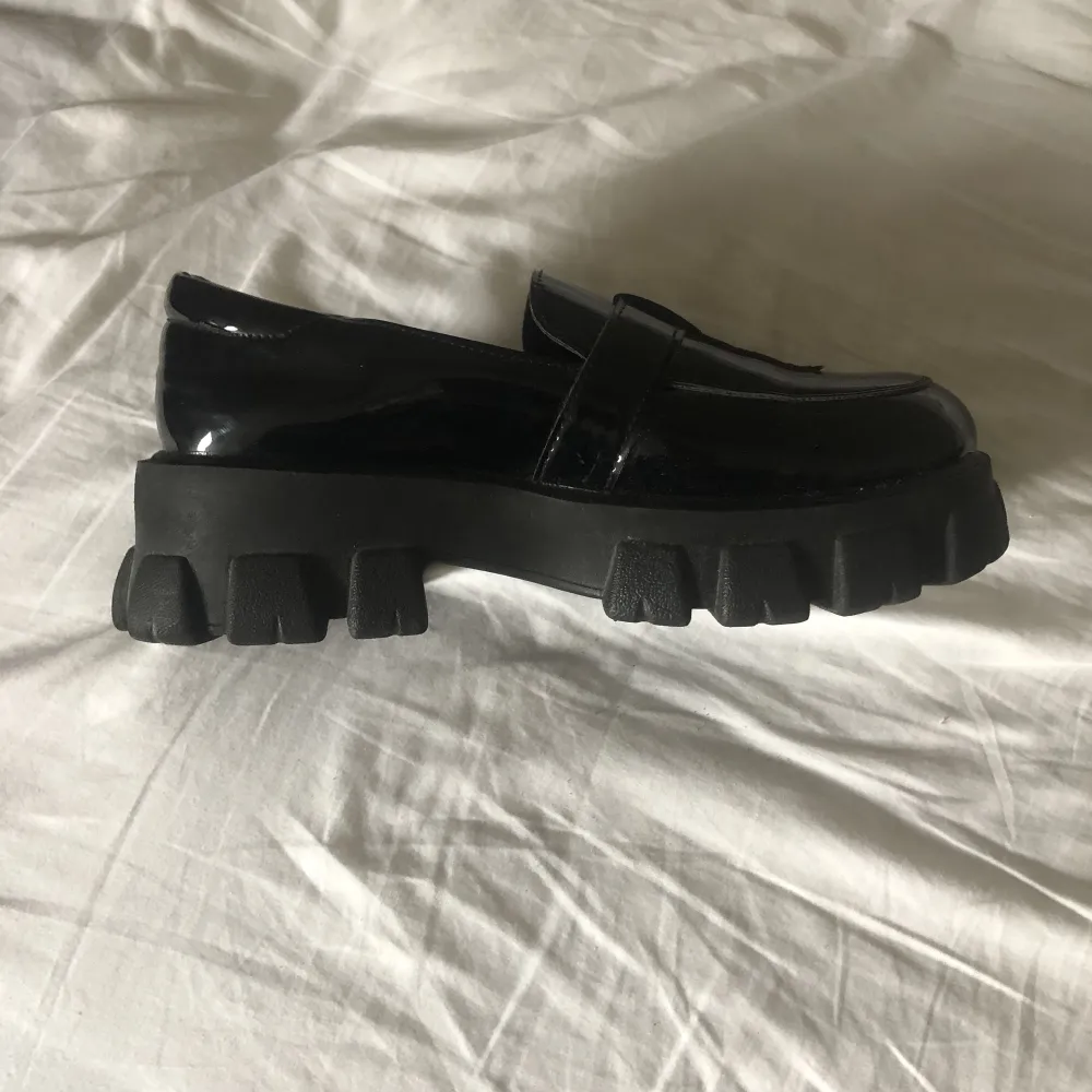 Dessa svarta väldigt coola, chunky skorna ska nu säljas. Jag köpte de här på Plick men har inte kommit till användning så de behöver en ny ägare! De är i storlek 39 och jag skulle säga att det stämmer okej, en liten 39a. Skor.