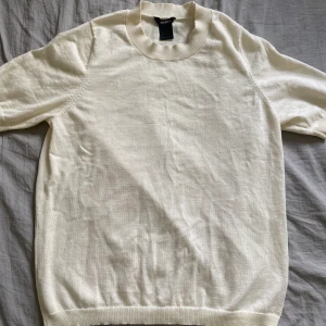 Snygg topp - Skön och snygg t-shirt/topp. Väldigt skönt matrial. Färgen är vite/beige☺️. Skriv vid funderingar eller frågor 