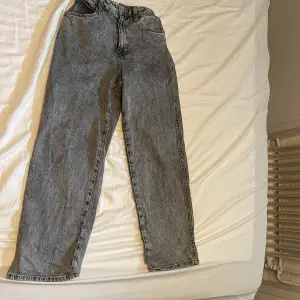 Feta jeans från hm storlek 152 passar 11-13 åringar kan passa äldre