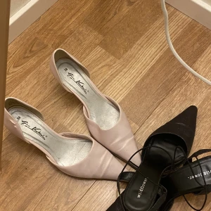 Klackskor  - Rosa klackskor som är spetsiga med mini klack, så himla fina!! Passar 37-38💖💖💖