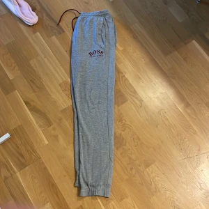 Hugo boss byxor - Nyskick, finns ej i butik eller online att köpa dem här modellen av byxor.  Nypris 1800