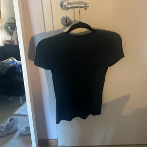 Weekday t-shirt  - Grön tight t-shirt från weekday. Säljer pågrund av att jag inte använder. Gott skick och köpt för 150
