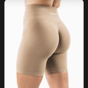 Alphalete amplify shorts 6.5 - Nyskick färgen Chai, storlek M 