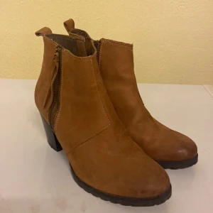 Hög klackar  - Bruna högklackade skor