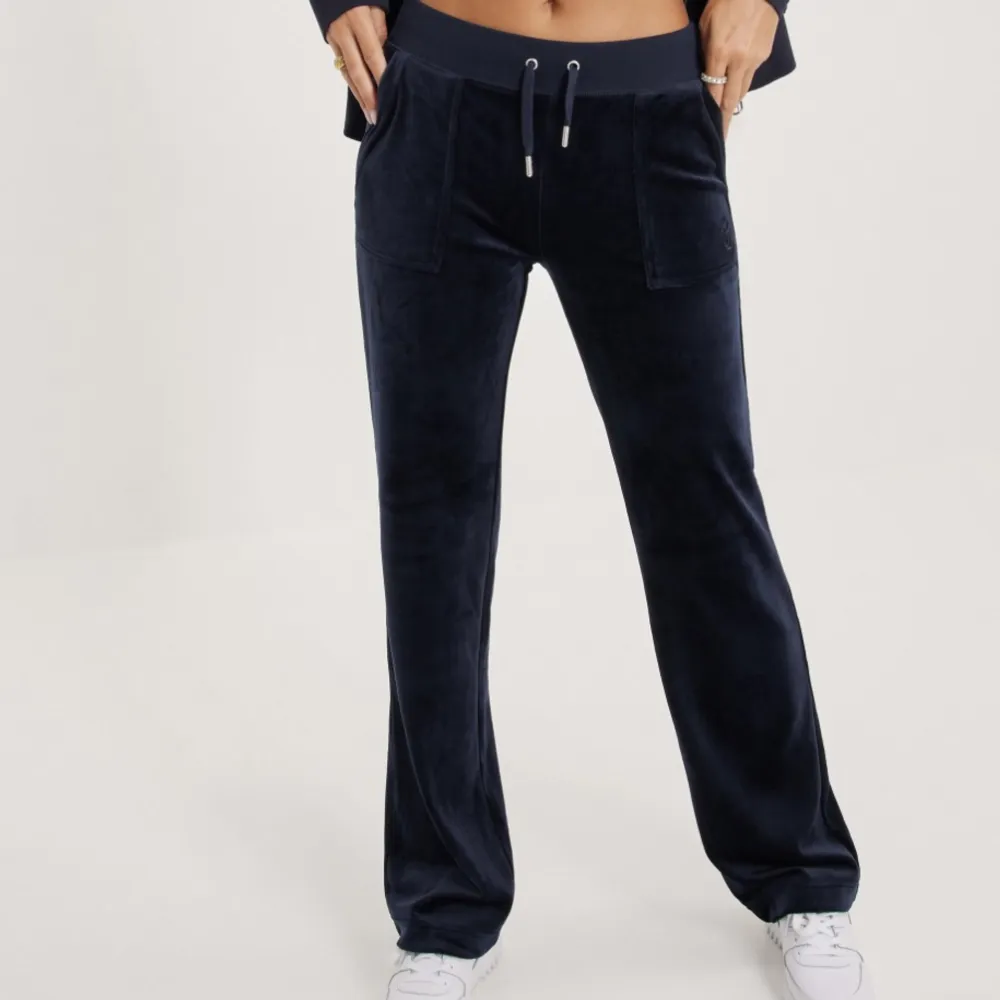 marinblå juicy byxor i storlek S . Jeans & Byxor.