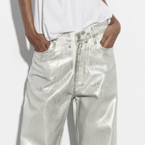 Silvriga jeans ZARA - Säljer dessa silvriga jeans från Zara i strl 38. Uppsydda så de passar mig som är 166! 