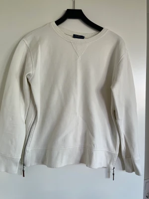 Polo ralph lauren sweatshirt stl M - Polo ralph lauren sweatshirt dam stl M Tröjan är i mycket fint skick, knappt använd. Djur och rökfritt hem.