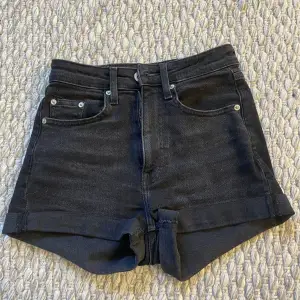 Säljer dessa svarta shorts då dom inte används!💗