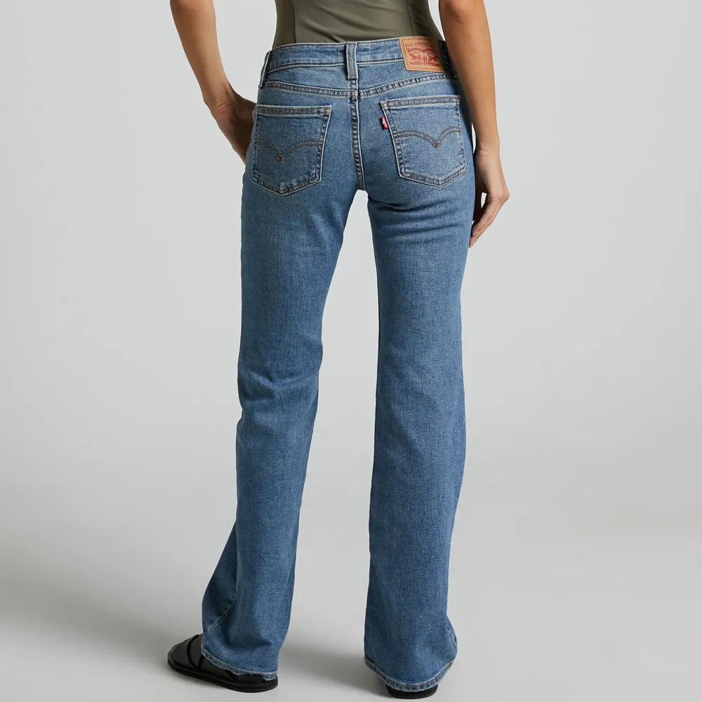 Säljer mina Levis Jeans, modellen ”Super low bootcut”. Bara att skriva om ni har nån fråga eller skulle vilja ha mer bilder🙌🏻🤍💕Köpta nya för 1000 ungefär, bara använda några gånger då jag tyckte dom är lite korta för mig! Pris kan diskuteras!. Farkut & Housut.